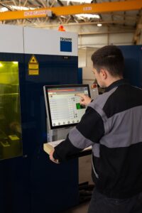 Cégünk a fémmegmunkálás területén kiemelkedően fontosnak tartja a lézervágás és lemezmegmunkálás szolgáltatásokat. Kérjen ajánlatot, legyen partnerünk.